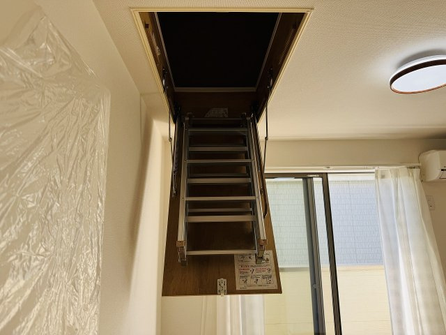 ～屋根裏収納付き　シーズンオフのグッズを収納するのに便利です～
