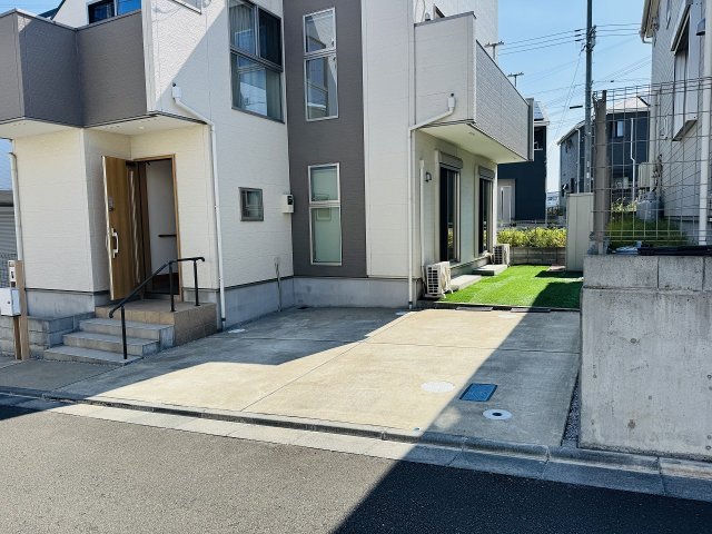 ～庭部分も駐車可能　最大で3台停められます～