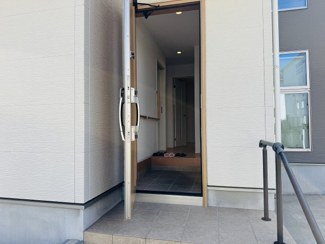 ～玄関は安心のWロックキーを採用～