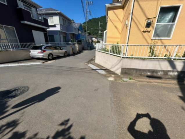 道幅が広い場所は日当たりや風通が良好です。幅が広いのですれ違いも可能ですし大きな車でも駐車可能！一方で、大型車が通ることも多くなるため交通量の増加により騒音に繋がります。また土地の値段が高くなります。