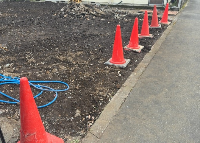 土地の前の道路に消火栓が設置されていることがあります。この場合、道路交通法第45条第1項により、駐車禁止の場所が指定されています。そのため、車庫などの駐車スペースをつくることができない場合があります。