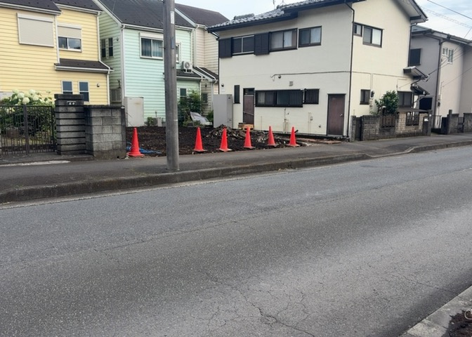 現地に行くなら、物件の周囲の地形がどうなっているかを見ることも大切です。周辺より低くなっている土地では、大雨などで水が集まりやすいため、地盤が弱くなっているということも考えられるため、注意が必要です。