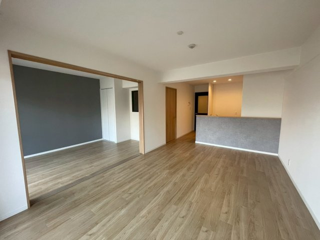 室内リフォーム済み！　約14.5帖のリビングはバルコニーに面して明るいお部屋です。