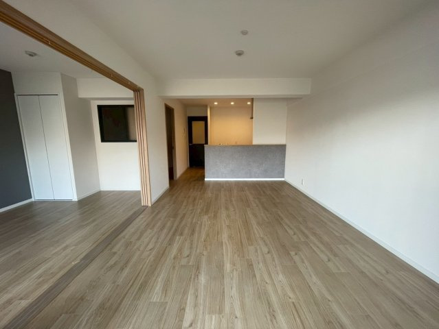 隣接する間仕切り扉をあけると開放的なお部屋になります。