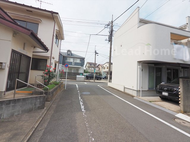 車通りが少なく落ち着いた周辺道路となっております！小さなお子様がいるご家庭も安心して移動が可能♪