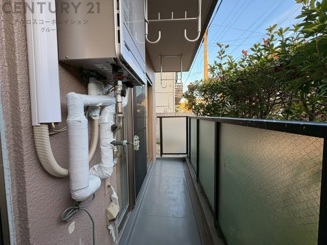 南向きバルコニーは日照が豊富で温暖な陽光を受けられ、植物の育成やリラックススペースとして活用可能です。洗濯物の乾燥が速く、快適な生活環境を提供。自然の光を取り込み、室内を明るくしてくれます。　