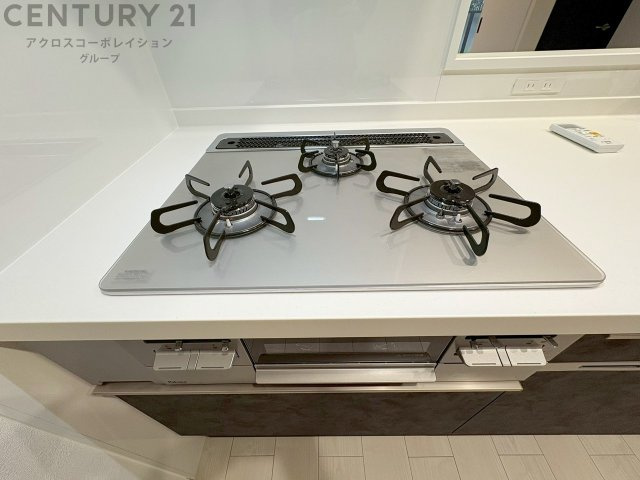 多数の調理器具を同時に使用でき、料理の効率化が可能。省エネで節約になり、様々な料理スタイルに適応できます。また、火力調整が独立しており、手入れや掃除もしやすく、今よりもっとお料理が楽しくなるかも。　
