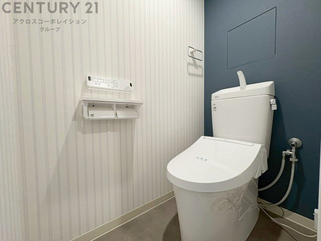 温水洗浄便座付トイレは温水洗浄機能により、暖かい水でおしりを洗浄することができ、冷たい水を使う従来の便座に比べ、温水洗浄機能で暖かいトイレを提供し、快適な使用を可能にします。　