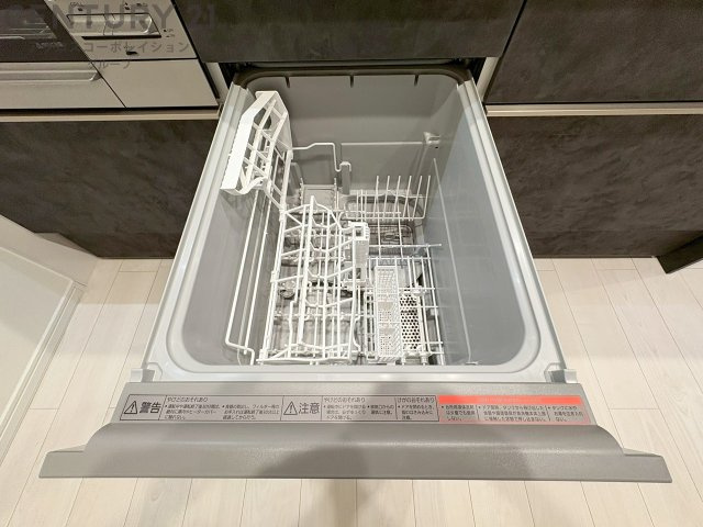 手洗いに比べて時間や労力を節約できることです。また、高温のお湯で洗浄されるため、雑菌や細菌を殺菌する効果もあります。さらに、乾燥機能があるため、手で拭く手間も省け衛生的に保管できます。　