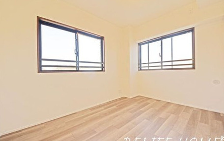 最上階の角部屋ならではの2採光でとても明るいお部屋で過ごす時間は気分がよさそうですね。