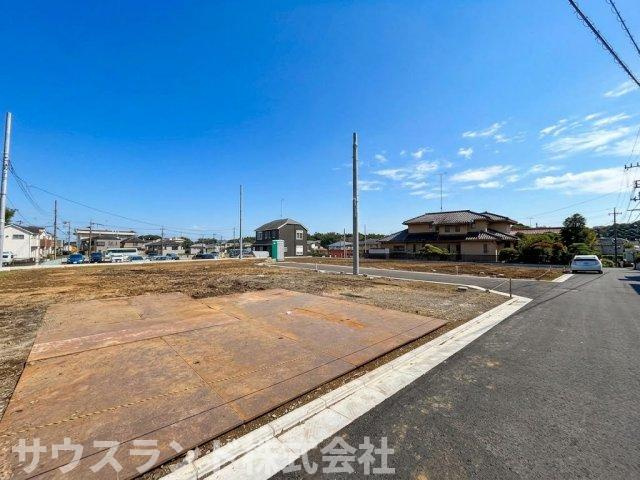 周辺は落ち着いた閑静な住宅街となっており、夜は静かな環境でゆっくりと体を休めることができます。都市の利便性と穏やかな環境のバランスが良く、休日は近くの公園でお子様と思い切り体を動かして遊べます。　　　
