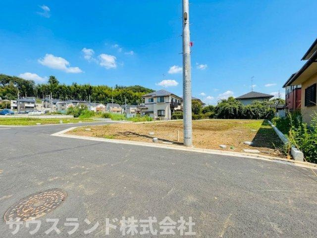 周囲には高い建物がなく、青空が広がる開放的なロケーションです。たっぷりの日差しと心地よい風を感じながら、穏やかな時間を過ごせます。分譲地内をゆっくりお散歩するだけでも、リフレッシュできそうです。　　　