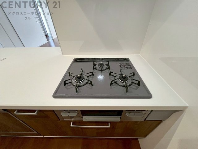 多数の調理器具を同時に使用でき、料理の効率化が可能。省エネで節約になり、様々な料理スタイルに適応できます。また、火力調整が独立しており、手入れや掃除もしやすく、今よりもっとお料理が楽しくなるかも。　
