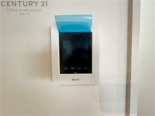 訪問者が来たときにテレビ画面で確認できるため、安心してドアを開けられます。録画機能があるものもあり、留守中に来訪者を記録しておくことができます。利便性が高く、セキュリティ面でも安心です。　