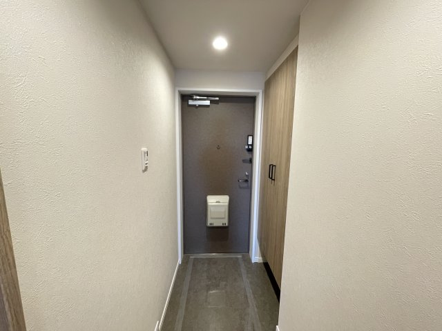 人感センサーのライト付きで、いつでも明るく迎えてくれる玄関。　