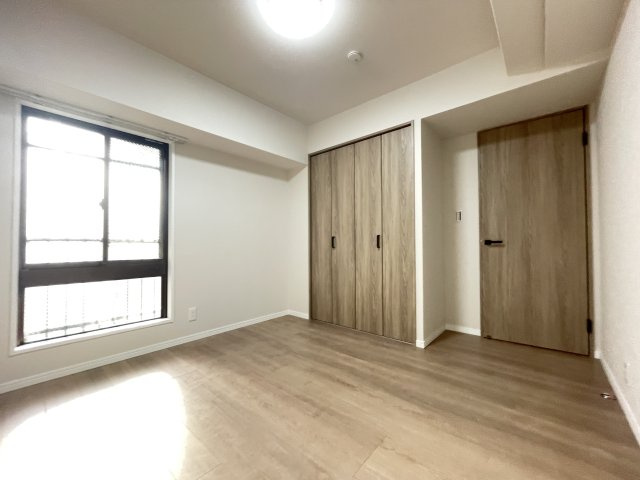 リビングから離れた洋室は、静かに休める寝室にピッタリ。　