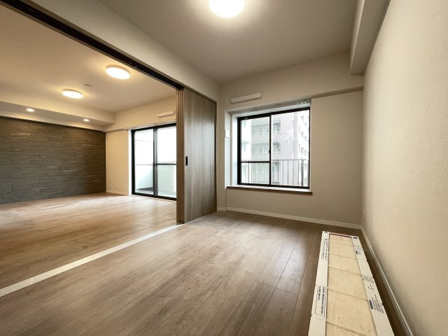 LD横の洋室は、扉を開けて解放感ある空間に。　