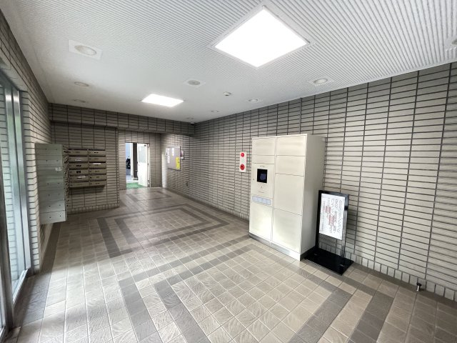 明るく広々としたエントランスが迎えてくれます。　