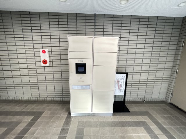 宅配ボックス付きで、忙しい方の荷物受け取りもスマートに。　