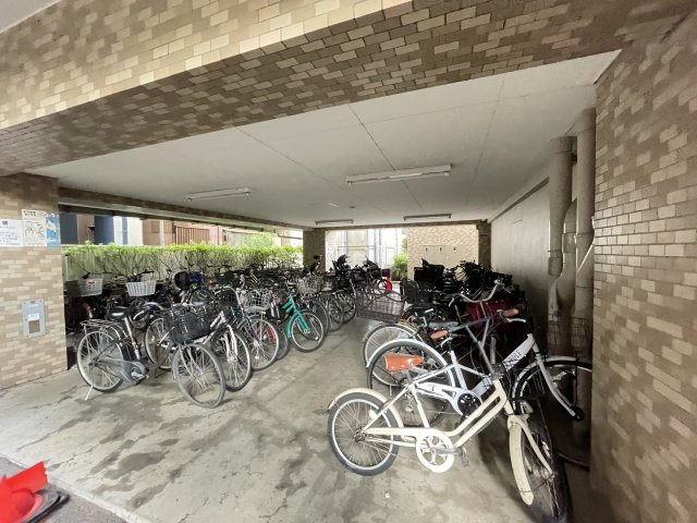 屋根付きの駐輪場で、サビや汚れの心配も不要。　