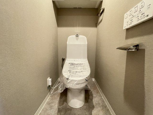 温水洗浄便座付きの清潔感あるトイレは、落ち着いた空間に。　