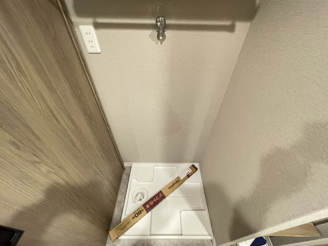 洗濯機置き場の上にも収納スペースがあり、小さなお子様の洗剤等の誤飲も心配不要。　