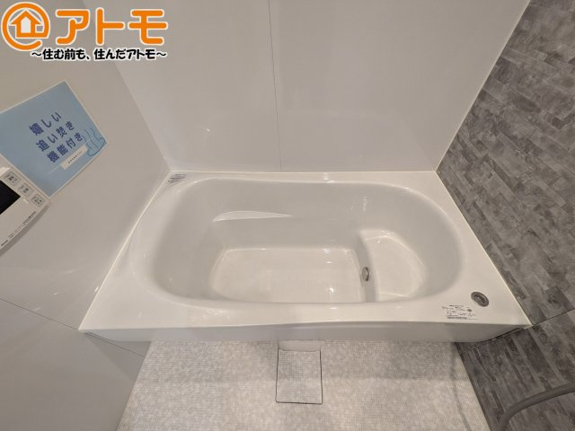 お子様やお年寄りが使いやすいだけでなく、半身浴にも便利なベンチタイプの湯舟です。お湯の節約にも！