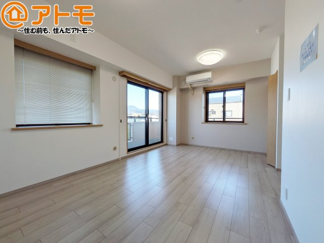 バルコニーに面したお部屋なので、布団などの大きなものも楽々干せます♪