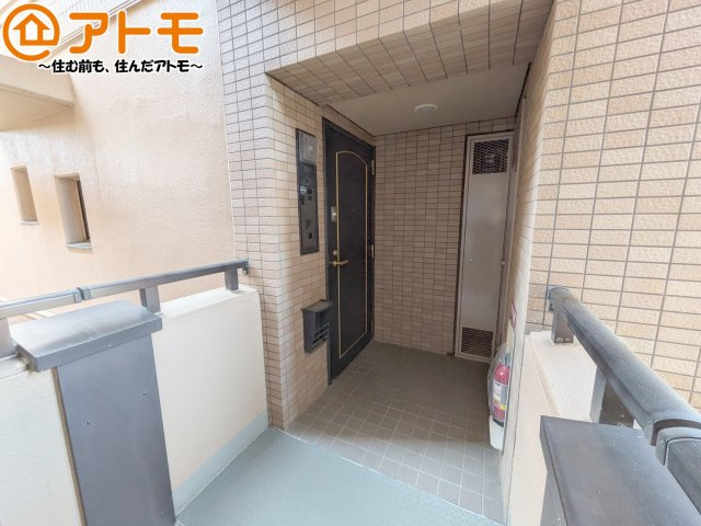 他のお部屋から独立した構造の玄関スペースです。