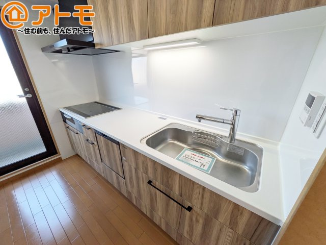 つなぎ目の少ないシステムキッチンは、隙間に溜まる汚れも少なく、サッと拭けてお掃除の手間も軽減♪