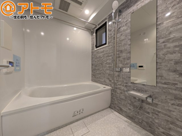 浴室乾燥などの機能も充実♪ユニットバスはお掃除もしやすく家事の手間も軽減！窓は湿気をこもらせません！