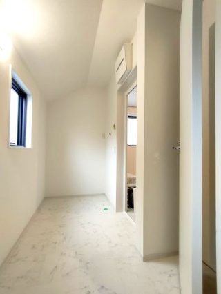 【洗面所】　ゆとりのある脱衣所で清潔を保つことができます。独立洗面台も完備（撮影時点では未完成）