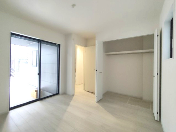 【洋室　約6.2帖】　全ての居室に収納と窓を備えており、過ごしやすい空間となっています。