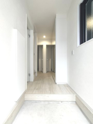 【玄関】　白でまとめられた清潔感のある玄関。住戸の顔として、いつでも整えておきたい空間に嬉しい大容量の収納がございます。