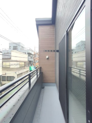 【バルコニー】　お天気のいい日はお外で洗濯物を干していただけます。