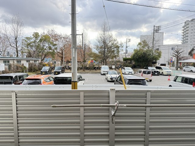 前面に高い建物がなく、空が広く感じられる開放的な眺望。駐車場越しに公園の緑も見え、ほどよい抜け感があります。視界がひらけているため圧迫感が少なく、外の様子も感じられる安心感のあるロケーション。