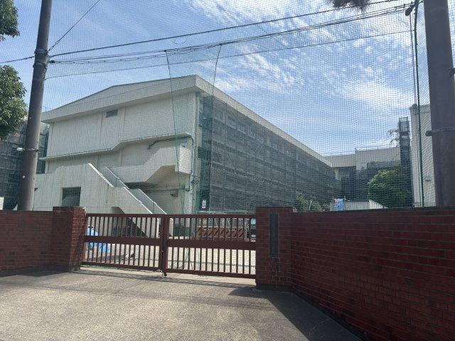 谷中中学校。小中学校が揃う充実した教育環境。周辺は交通量も少なく落ち着いた住環境です。
