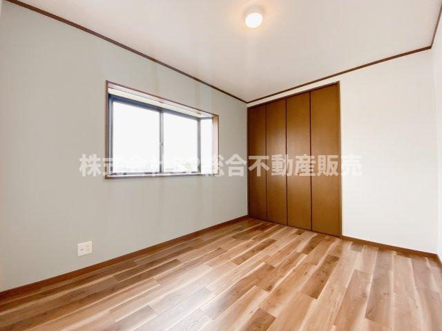落ち着いて過ごせるお部屋なので、寝室にいかがでしょうか