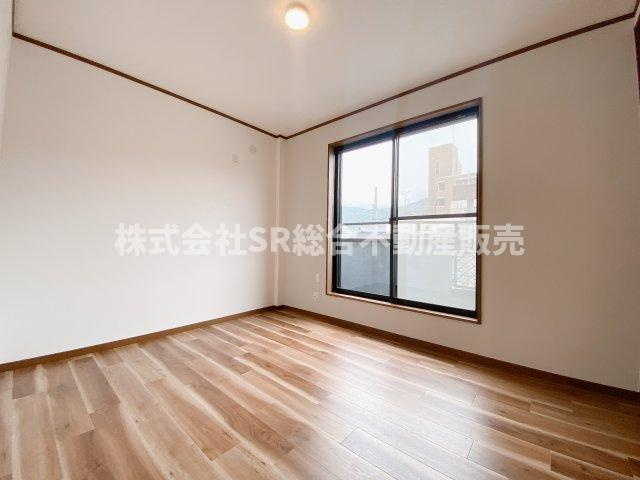 大きな窓から採光たっぷり入る明るいお部屋です！