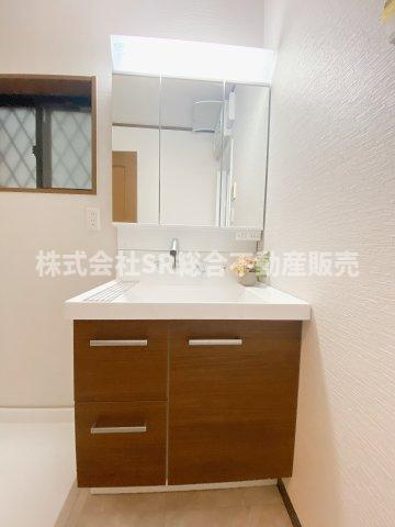 朝の身支度には欠かせない独立洗面化粧台です。新調されました！