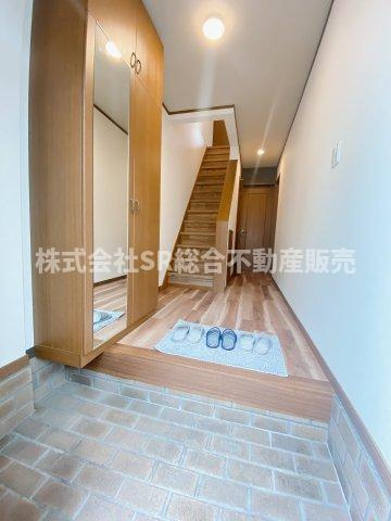 玄関には姿見付のシューズボックスもございます！