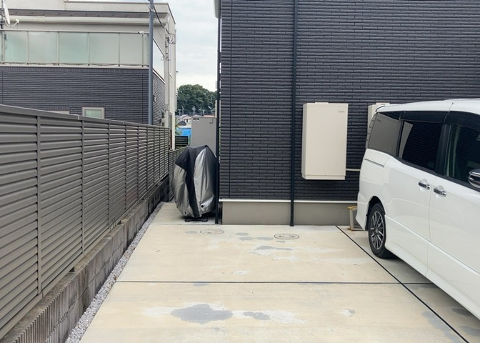 建物の基礎工事の方法は、主流となっているベタ基礎（防湿基礎）と布基礎の2種類に分類され、床下の通気性や耐久性などに違いがあります。建物の基礎部分の構造や付帯設備など詳細については現地でご確認ください。