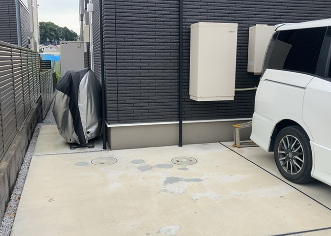 床下換気口は、床下に湿気がこもることを防ぎ、効果的に換気を行うために設置されています。床下換気口が設置されていない建物は、基礎パッキング工法などにより換気を行なっています。詳細は現地でご確認ください。