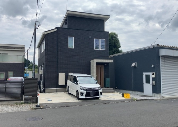 南側道路の場合は長い時間光を入れ込むことができるため、庭やリビングを道路側に持ってくることが多く土地価格も高い傾向にあります。一方北側道路だとリビングや庭が南側になりプライバシーを守ることができます。