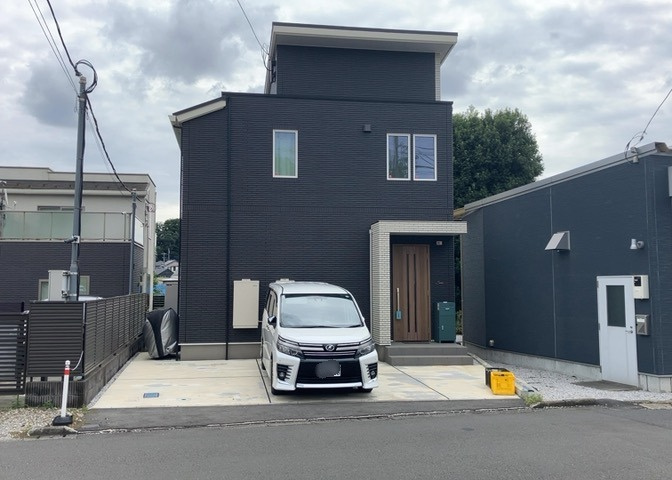 東側道路の場合は居室を南向きに設計しやすいため、朝日が入りやすいというメリットがあります。一方、西側道路も東側同様に居室を南向きに設計しやすいのですが、住宅地だと朝日が入りにくいという弱点があります。