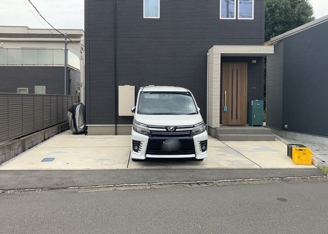 車一台あたりに必要なスペースは、標準サイズの普通自動車で横幅2m50cm、長さ5mは必要になります。ただし、乗降のことも考慮して横幅3m30cm、長さ5m50cmほどは確保できるところを選びましょう。