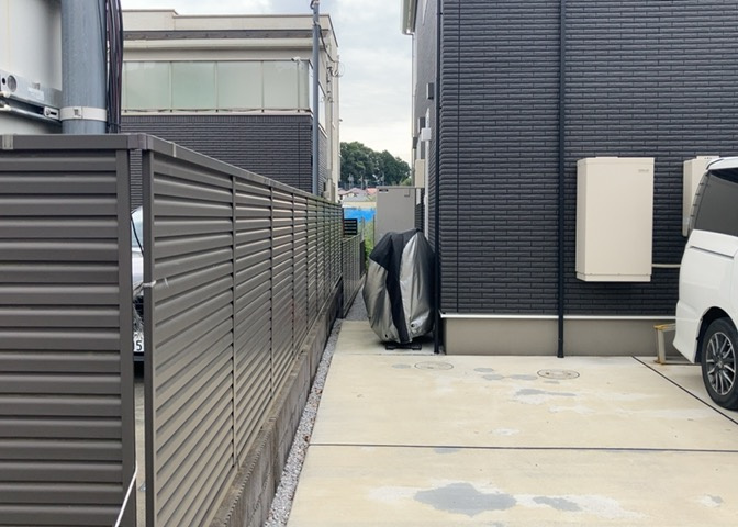 庭のある家に住むことのメリットとして、子どもたちの遊び場を確保できること、ガーデニングや家庭菜園を楽しめること、明るさを確保できることがあります。また、配置を工夫することでプライバシーが確保できます。