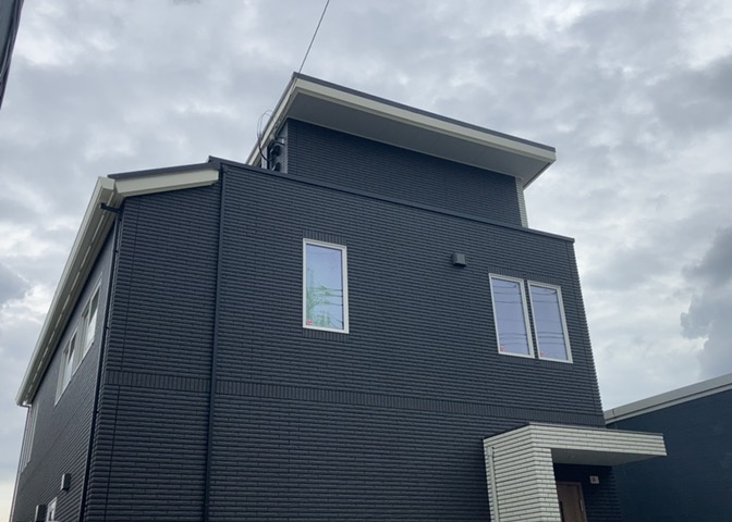 バルコニーは、建物内から室外へ楽に出入りできる便利なスペースです。また、バルコニーには手すりを付けることが義務付けられており、手すりの高さは110cm以上で施工することが建築基準法で定められています。