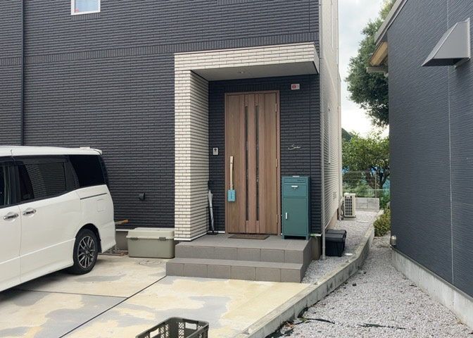 玄関は家の顔と言っても過言ではありません。現地を見学する際は玄関の広さや全体のバランスなどを見てみるといいでしょう。一般的なアプローチのしやすさだけではなく、お年寄りにも優しい設計のものだと安心です。