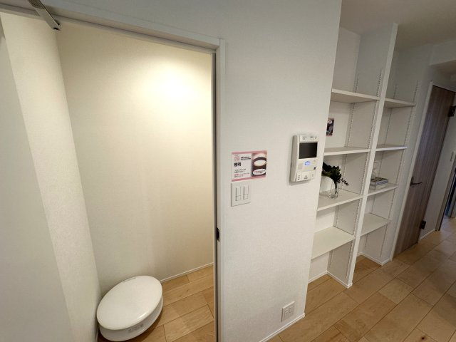 納戸として利用できる約1帖分のスペースがあります。キッチン横にはオープン棚のパントリーも設置。　　